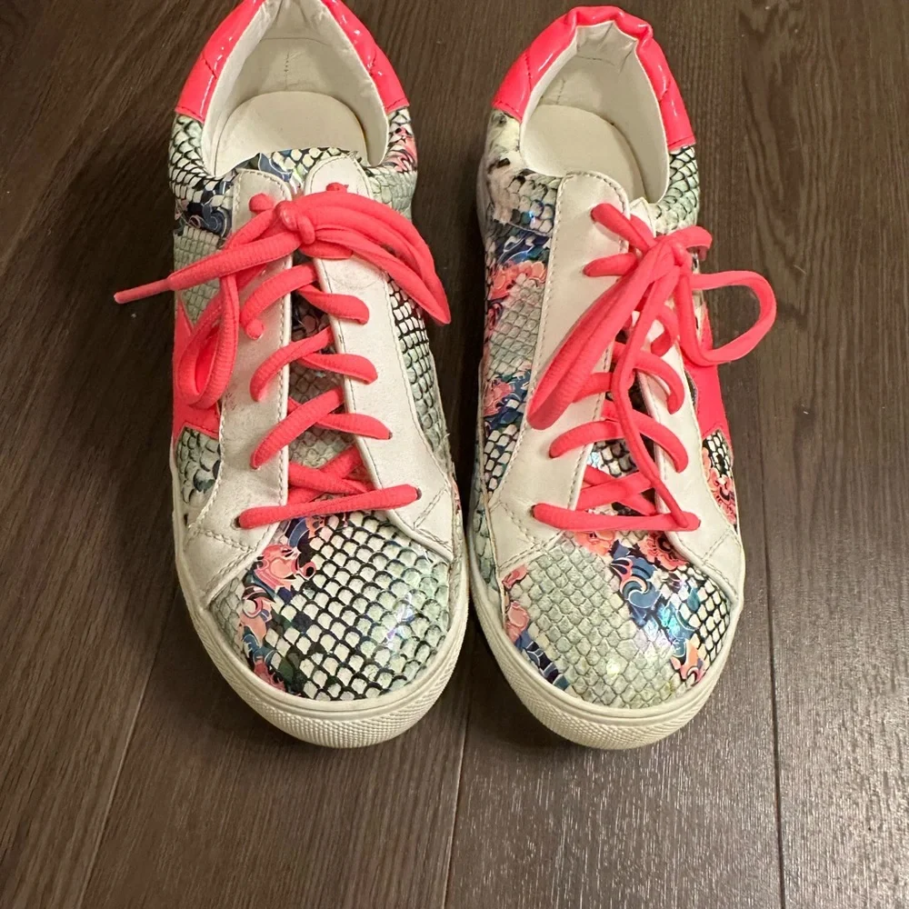 Cute Sneaks - Picture 2 of 4